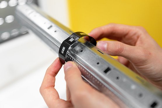 Schellenberg Einhängeklammern für Rollladenaufhängungen montieren- Schritt 1